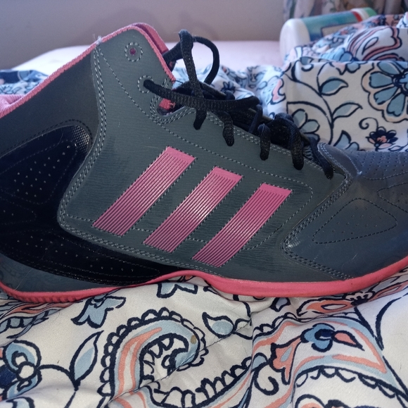 Adidas basketball shoes - Picture 3 of 5